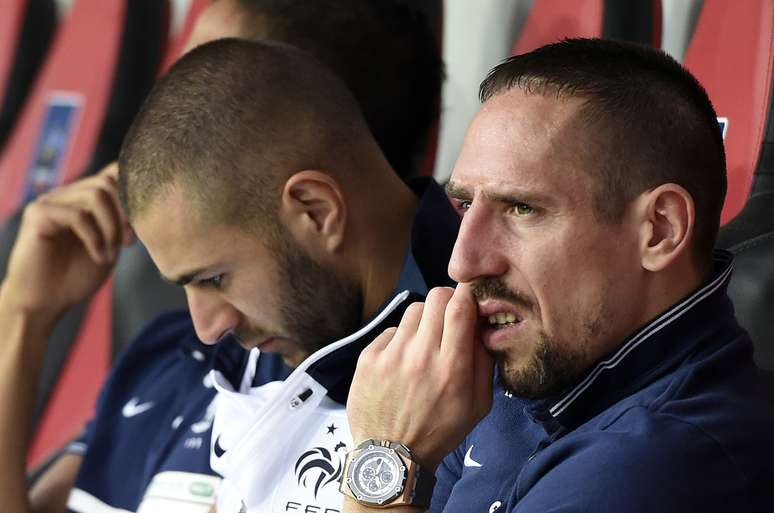 Franck Ribery observou do banco amistoso entre França e Paraguai