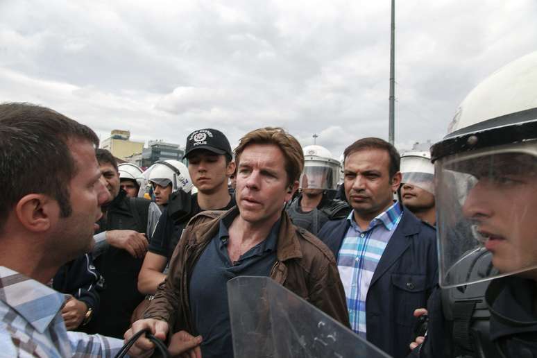<p>O repórter Ivan Watson e sua equipe foram detidos pela polícia turca enquanto cobriam manifestações em Istambul</p>