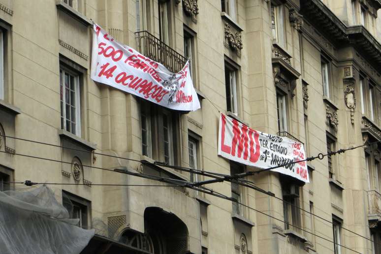 <p>Integrantes do LMD invadiram o prédio na madrugada desta segunda-feira</p>