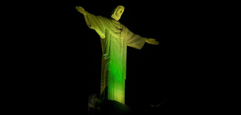 Luzes com as cores do Brasil foram acesas neste domingo