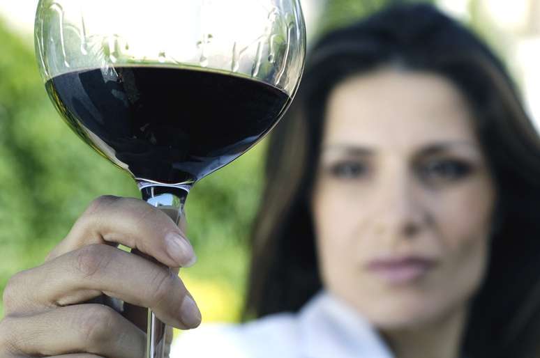 <p>El vino tinto puede ayudar a evitar las caries</p>