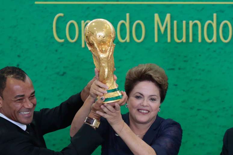 <p>Ao lado de Cafu, Dilma ergueu a ta&ccedil;a em gesto tradicional do capit&atilde;o da Copa do Mundo antes do in&iacute;cio do Mundial</p>