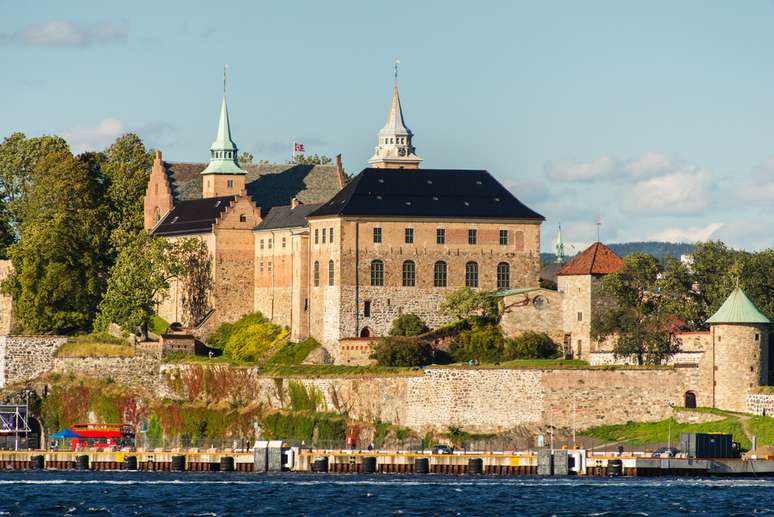 Forte Akershus - Localizado no centro da cidade, próximo ao Fiorde de Oslo, o forte Akershus é um dos melhores locais para conhecer a história e muito procurado para passeios no verão. O Castelo e a Forte Akershus foram construídos a partir de 1299 sob o reinado de Håkon V e ficava em localização estratégica