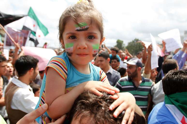 <p>Uma garota síria com o rosto desenhado com a bandeira do Exército Livre da Síria participa de um protesto contra as eleições presidenciais em Trípoli, no Líbano, em 1° de junho</p>