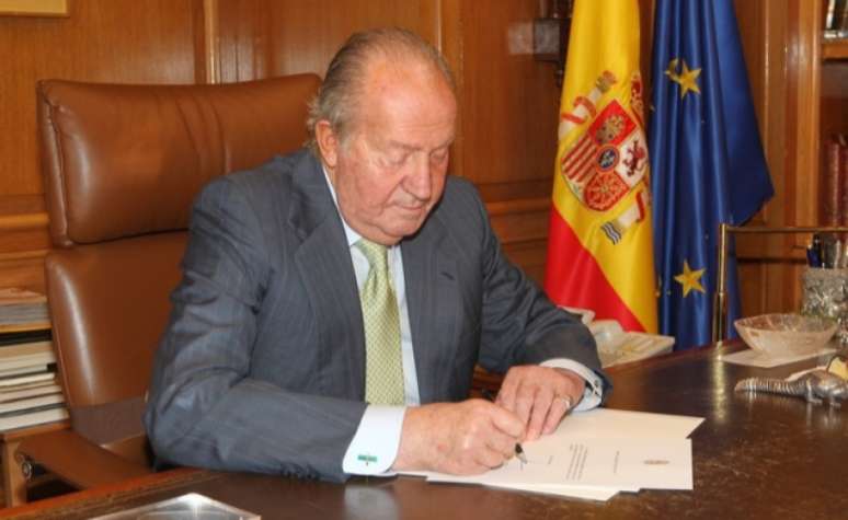 Rei Juan Carlos assina carta de abdicação ao trono espanhol