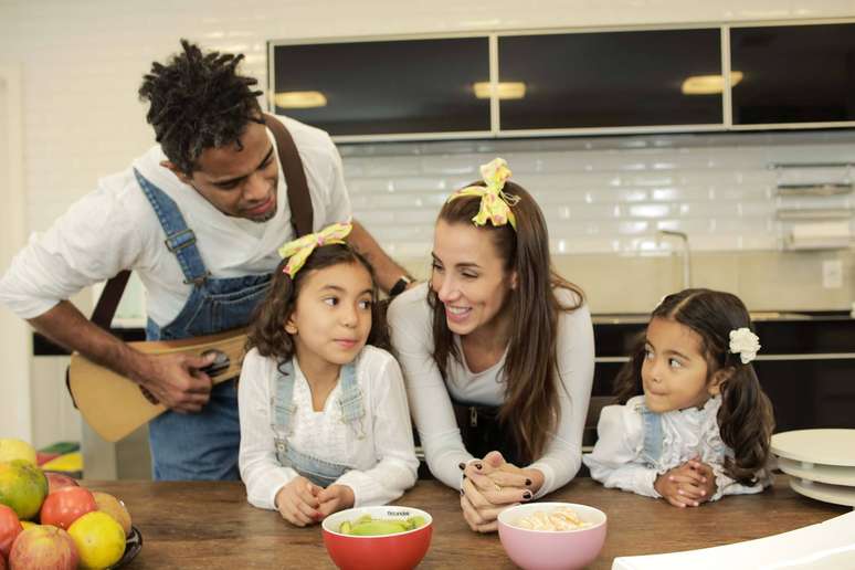 <p>Jair Oliveira ao lado da mulher, a atriz T&acirc;nia Khallil, e as filhas, Isabela e Laura</p>