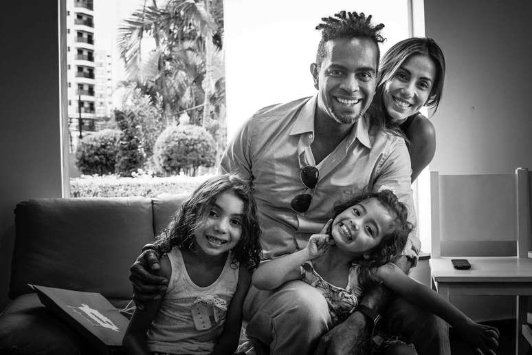 <p>Jair Oliveira ao lado da mulher, a atriz T&acirc;nia Khallil, e as filhas, Isabela e Laura</p>