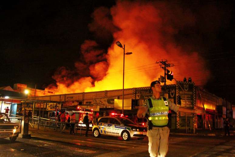 Cerca de 70 bombeiros trabalham para apagar as chamas