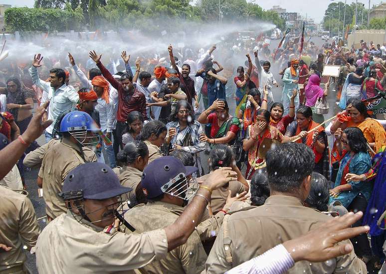 <p>Manifestantes entraram em confronto com&nbsp;a pol&iacute;cia ao tentar for&ccedil;ar passagem para o escrit&oacute;rio do&nbsp;ministro-chefe do estado indiano de Uttar Pradesh, durante um protesto contra o estupro&nbsp;de duas adolescentes, em Lucknow, em 2 de junho&nbsp;</p>