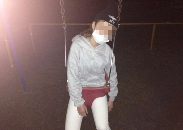 <p>Jovem japonesa subiu em um balanço de bebê em um parque na cidade de Osaka e ficou presa</p>