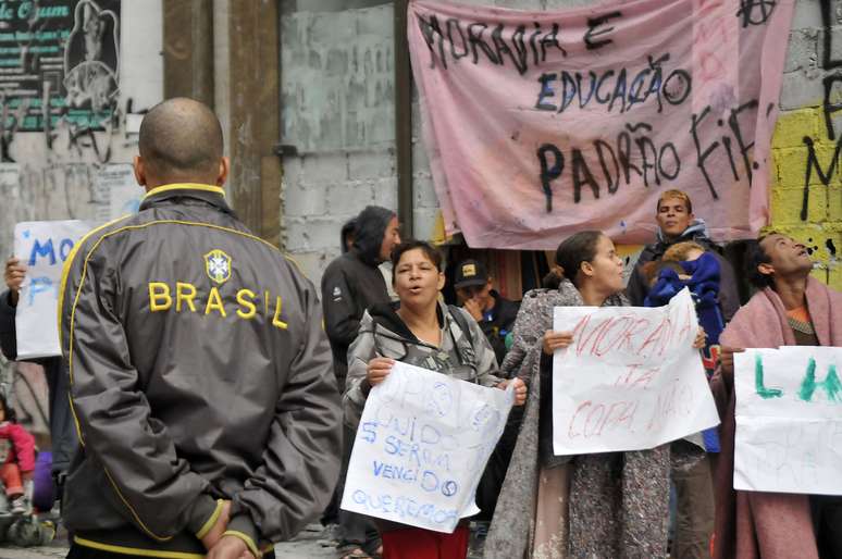 Moradores ocuparam o prédio na madrugada desta segunda-feira