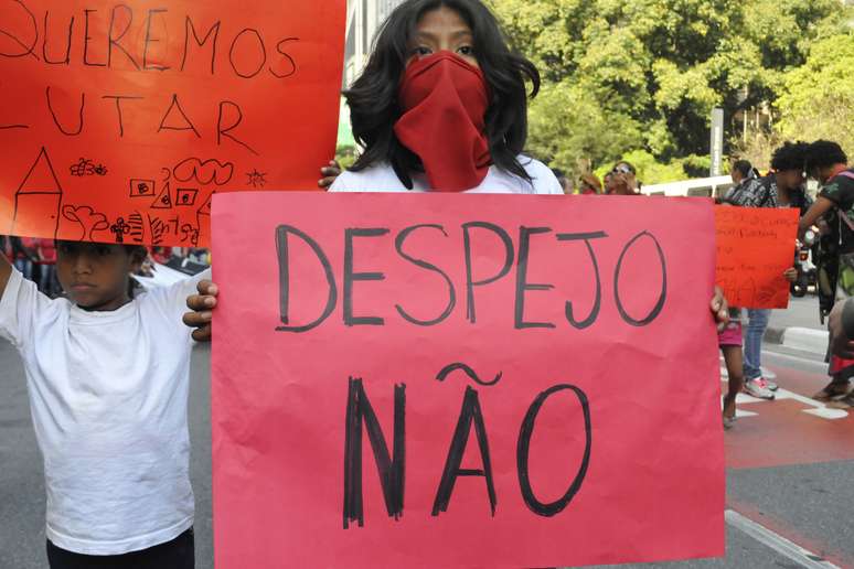 Moradores da ocupação interditaram a avenida Paulista na tarde desta segunda