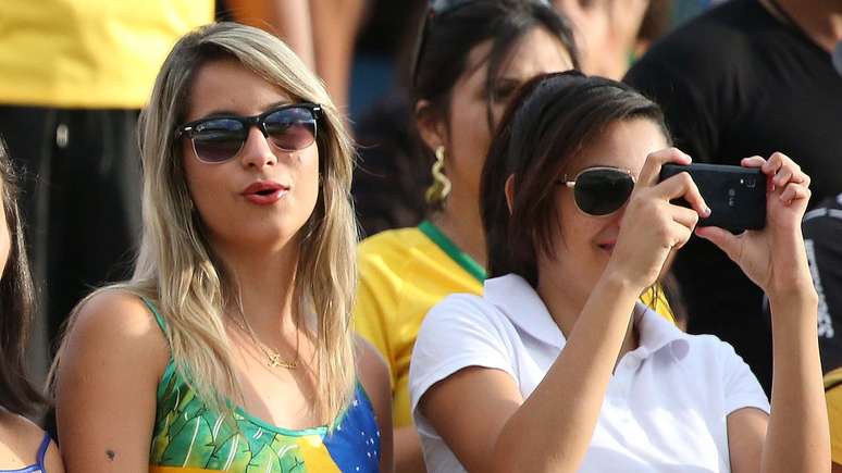Torcedores da Seleção Brasileira acompanham treino no Serra Dourada