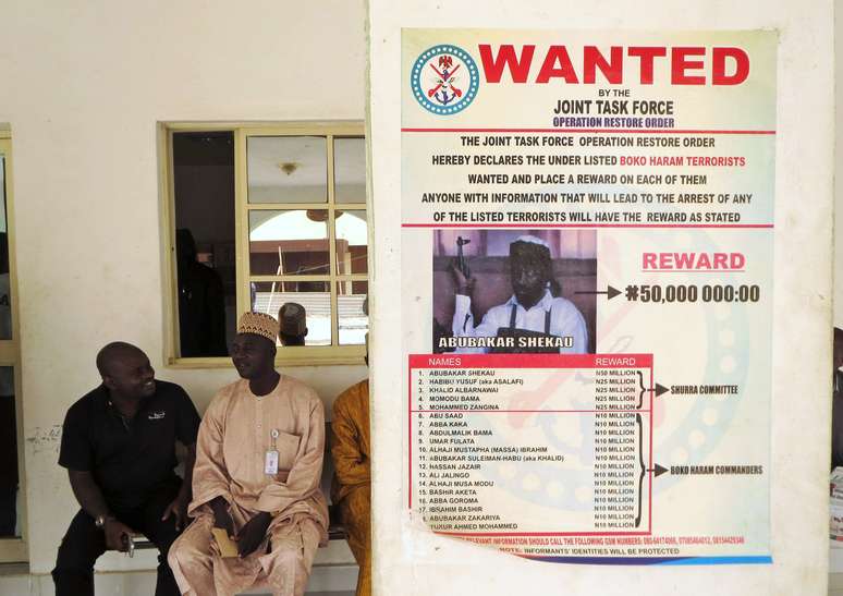 <p>Um cartaz anunciando a busca pelo l&iacute;der do Boko Haram,&nbsp;Abubakar Shekau, e outros membros do grupo &eacute; colado em uma parede na vila de Baga, nos arredores de Maiduguri, Nig&eacute;ria. Foto de arquivo de&nbsp;13 de maio de 2013</p>