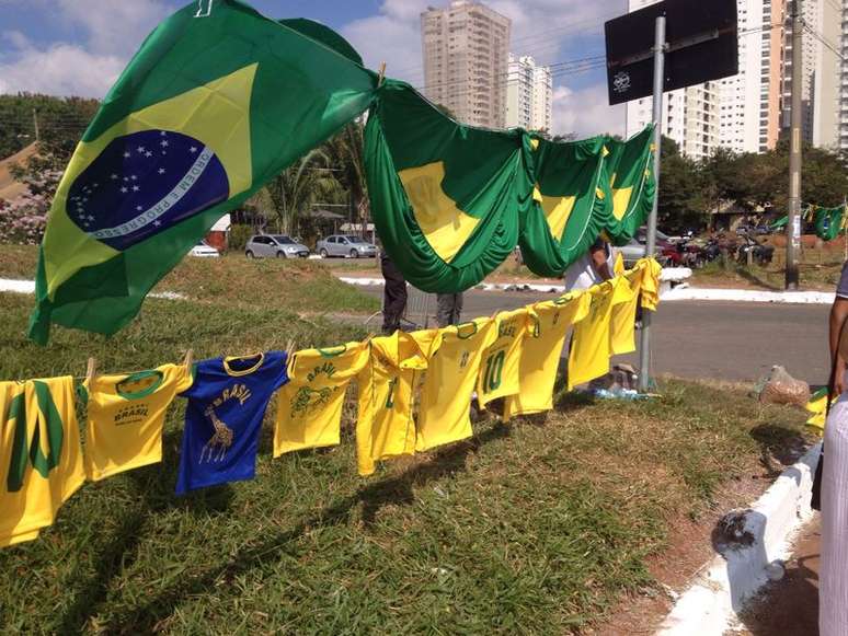 Vendedores ambulantes também vendem produtos relacionados à Seleção Brasileira