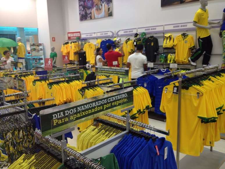 Shopping localizado próximo ao Serra Dourada faz sucesso com a venda dos uniforme verde e amarelo
