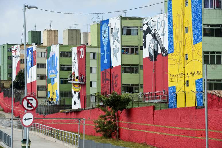 Prédios foram pintados na face voltada à Radial Leste