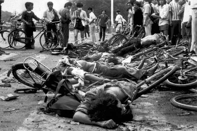 <p>Na manhã do dia 4 de junho de 1989, nenhum manifestante estava na praça. Durante a madrugada, o exército dissupou os protestos, causando diversas mortes</p>
