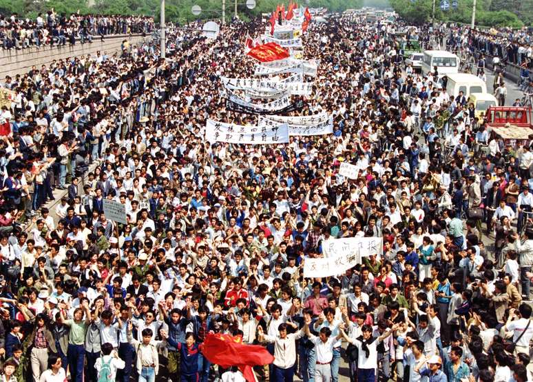 <p>Entre abril e junho de 1989, milhares de pessoas saíram às ruas em um protesto a favor de mudanças no país</p>