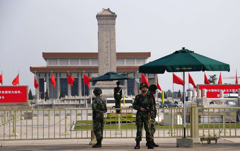Massacre da Praça da Paz Celestial completa 25 anos nesta quarta-feira; na foto, soldados fazem guarda no local