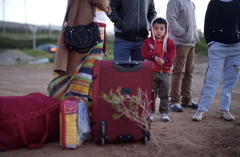 <p>Menino sírio e sua família de refugiados deixam o Centro de Permanência Temporária de Imigrantes (CETI) no enclave espanhol de Melilla (cidade autônoma espanhola, situada no norte de África) em maio de 2014</p>