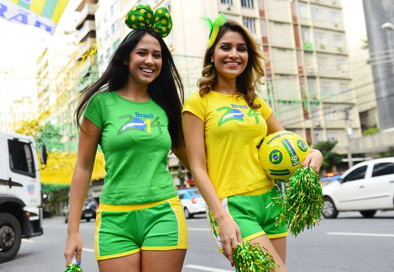 Desde 1978 a Turma do Alzirão se reúne na Tijuca, Zona Norte do Rio de Janeiro, para acompanhar às partidas da Seleção Brasileira na Copa do Mundo. Este ano, a festa começou nesta terça-feira, para o amistoso contra o Panamá; confira