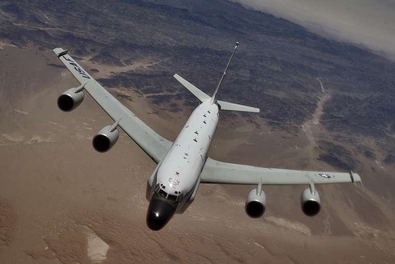 <p>Sukhoi 27 interceptou um RC-135 da US Air Force (como o da foto)&nbsp;que realizava uma miss&atilde;o de rotina sobre o Mar de Okhotsk</p>