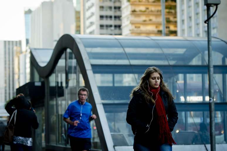 <p>Segundo o Centro de Gerenciamento de Emergências (CGE) a sensação de frio deve aumentar em São Paulo, em decorrência de uma corrente de vento que vem proveniente do mar até a costa paulistana</p>