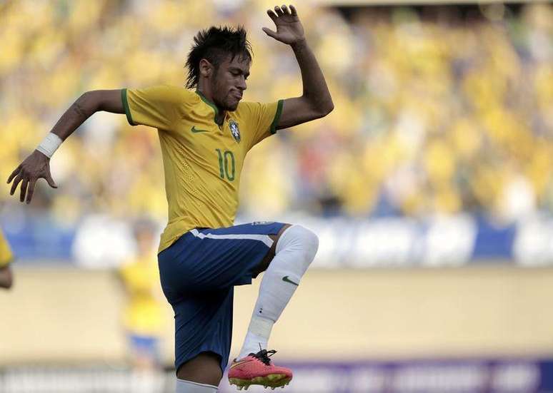 O atacante Neymar comemora gol do Brasil contra o Panamá em Goiânia nesta terça-feira.