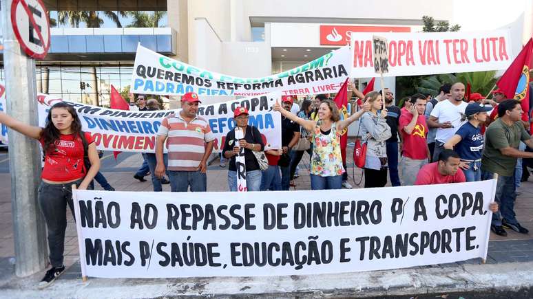 <p>Manifestantes pediam, entre outras coisas, mais valorização aos professores</p>