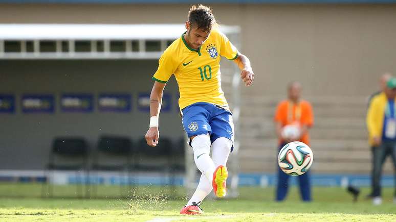 Neymar tentou driblar adversários com habilidade no ataque