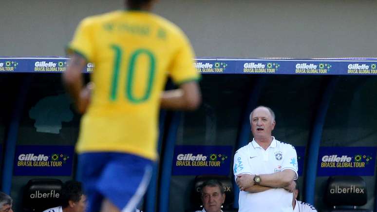 Felipão observa atuação do Brasil