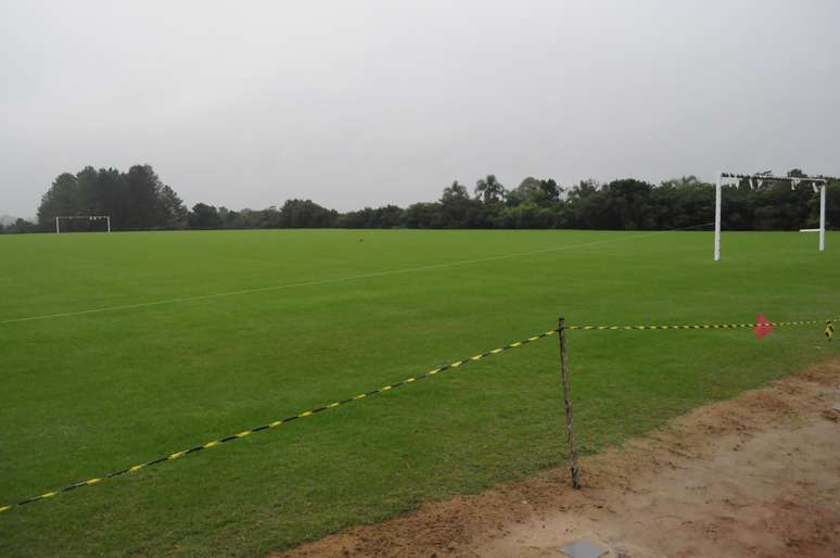 Centro de treinamento ganhou campo de futebol projetado de acordo com os moldes da Fifa, que inclui gramado igual ao dos estádios do Mundial