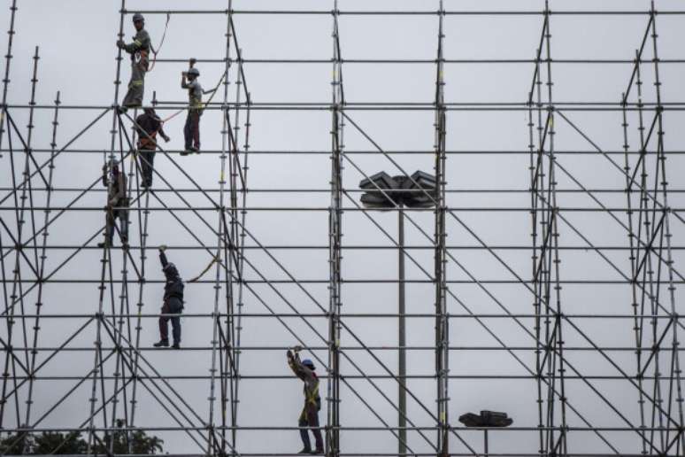 Operários trabalham na montagem do palco da Fan Fest da Fifa, em São Paulo