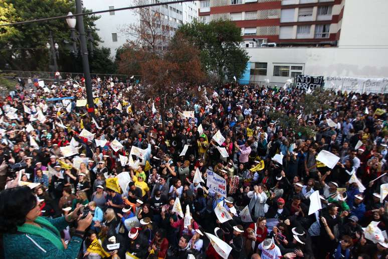 Professores realizam assembleia em frente à Câmara