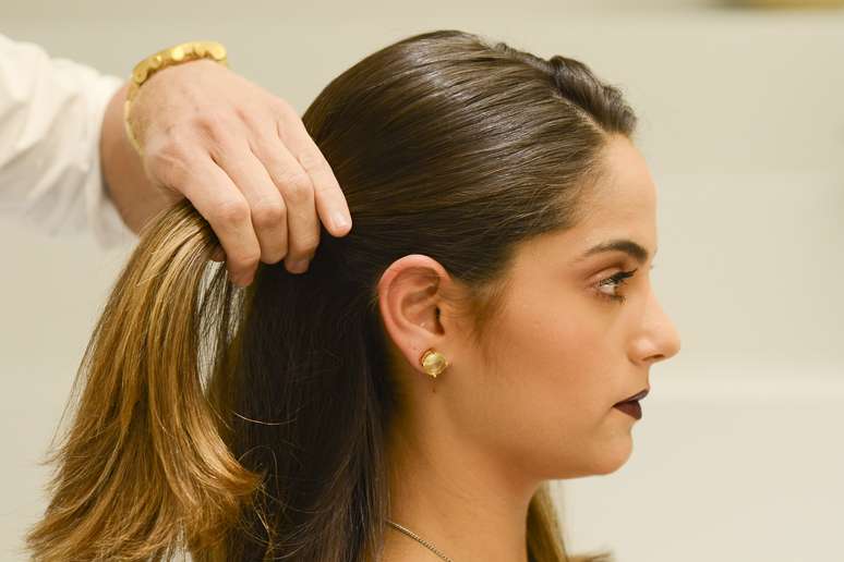 Separe uma mecha na lateral do cabelo