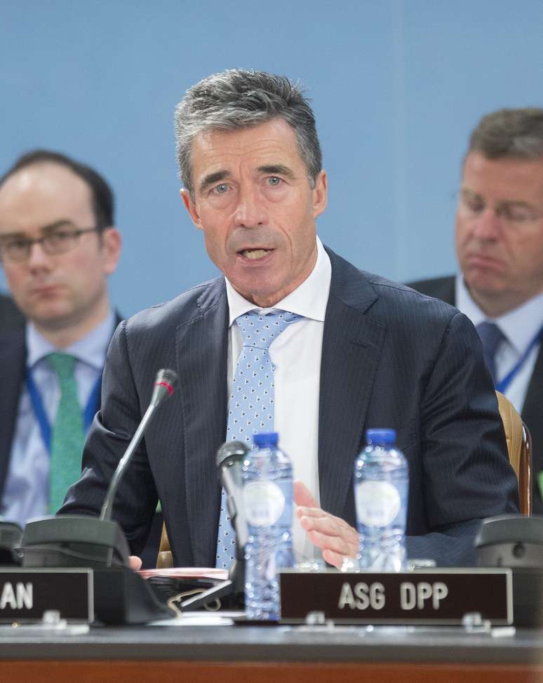 <p>O Secretário Geral da OTAN, Anders Fogh, disse que as eleições na Síria não são democráticas nem transparentes. Na foto, ele discursa durante uma reunião do Conselho do Atlântico Norte, em Bruxelas, em 3 de junho</p>