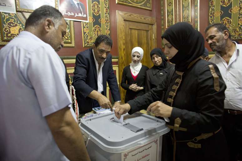 <p>Cidadã síria vota na capital, Damasco, em 3 de junho</p>