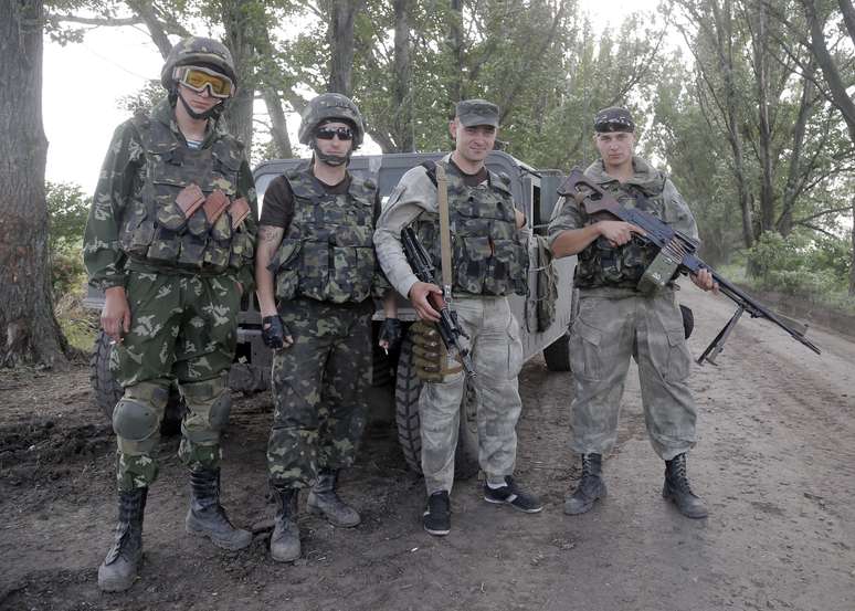 <p>Paraquedistas do ex&eacute;rcito ucraniano posam para foto enquanto patrulham uma &aacute;rea&nbsp;ap&oacute;s uma batalha com insurgentes pr&oacute;-russos perto de Slovyansk</p><p>&nbsp;</p>
