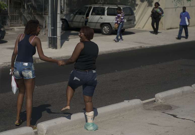  Enquanto passava pelo bairro da Penha o condutor se viu obrigado a buzinar durante boa parte do trajeto a fim de afugentar os pedestres que caminhavam pela pista, ignorando as grades e sinalização que impediam a passagem. Até uma mulher, com a perna enfaixada e mancando, preferiu pular a cerca a atravessar na faixa