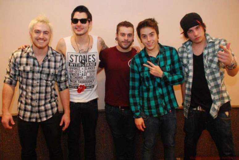 Banda Cine nem roupas coloridas usa mais