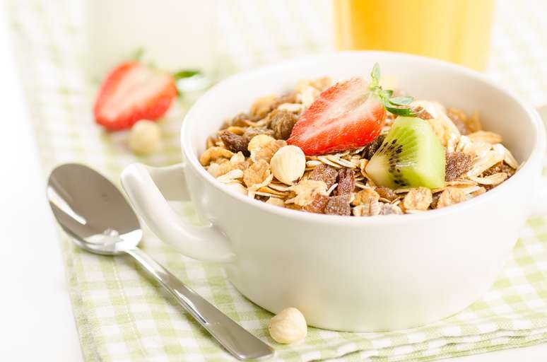 Os cereais integrais, fonte de carboidrato, são ótimos para o cardápio matinal 
