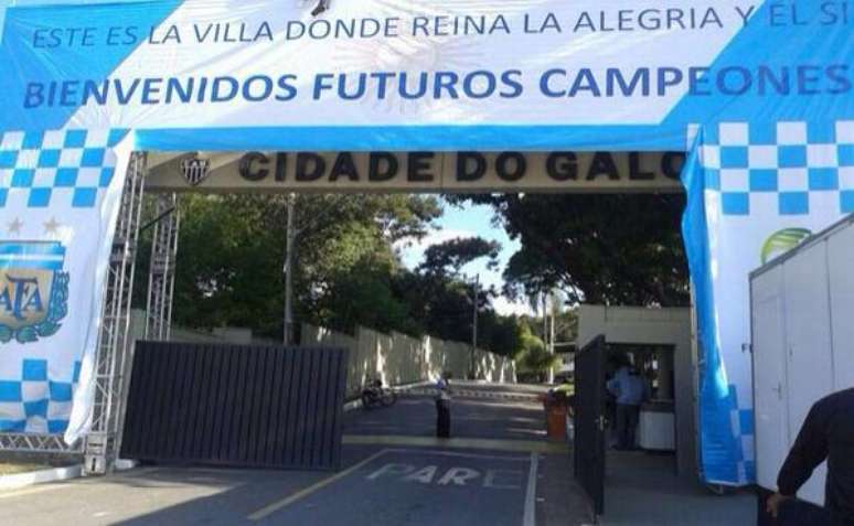 <p>Pol&ecirc;mica faixa foi retirada da Cidade do Galo</p>