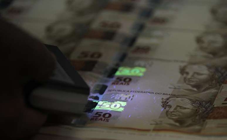 Funcionário verifica folhas de papel-moeda na Casa da Moeda, no Rio de Janeiro, durante uma visita da imprensa. 23/08/2012