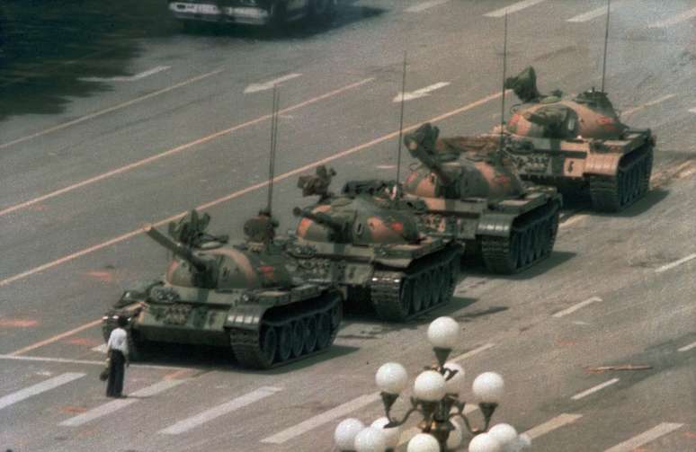 <p><strong>05 de junho - </strong>Um chinês tentou bloquear, sozinho, uma linha de tanques de guerra que seguiam em direção à Praça Tiananmen, em Pequim. O homem, que não foi identificado até hoje, é considerado o "rebelde desconhecido" pela sua atitude frente aos militares.</p>