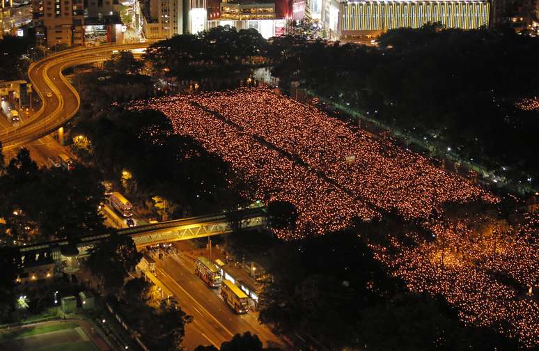 Dezenas de milhares se reúnem em Hong Kong para marcar a data de massacre chinês que aconteceu há 25 anos