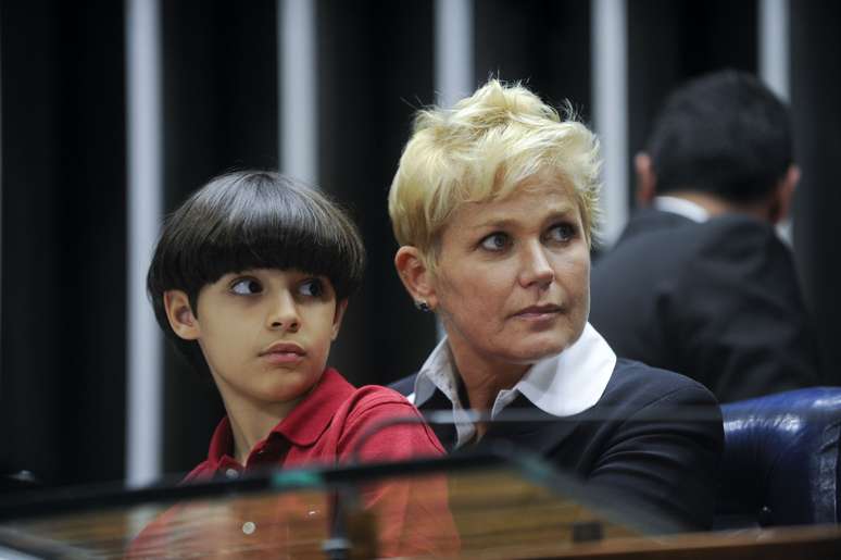 Xuxa assiste a aprovação da lei com neto de Renan Calheiros