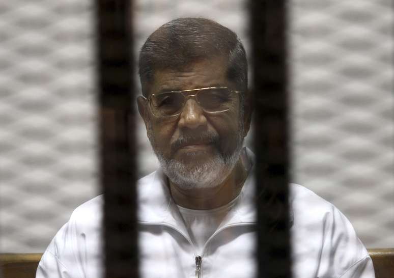 <p>Mursi&nbsp;foi destitu&iacute;do&nbsp;em 3 de julho de 2012&nbsp;pelo Ex&eacute;rcito ap&oacute;s v&aacute;rios dias de protestos maci&ccedil;os que pediam a realiza&ccedil;&atilde;o de elei&ccedil;&otilde;es presidenciais antecipadas</p>