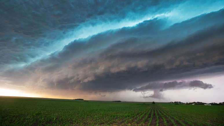 <p>Relatos - ainda não confirmados - de formações de tornados forçaram a suspensão das eleições primárias que seriam realizadas no Estado de Iowa </p>