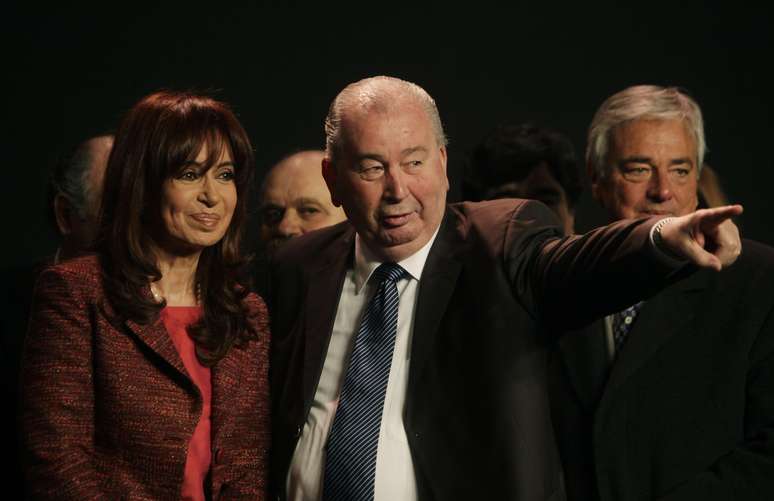 Julio Grondona aponta ao lado de Cristina Kirchner, presidente da Argentina